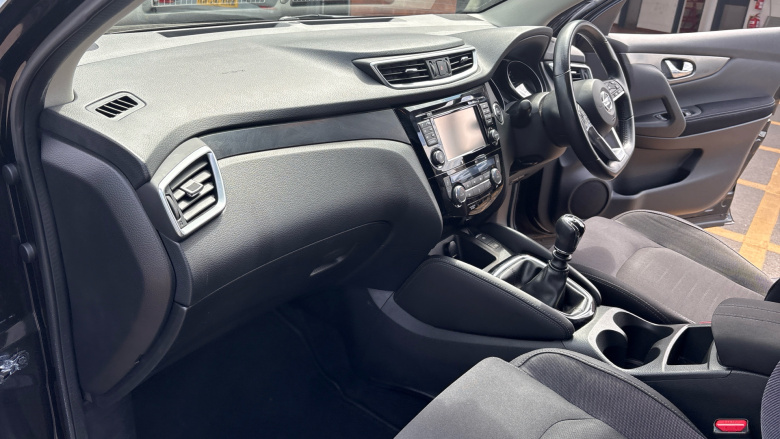 Nissan Qashqai 1.2 DiG-T N-Connecta 5dr Petrol Hatchback